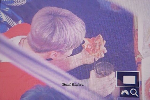 bad8ight's tweet photo. 201106 🍕🙂🍕 
#마크  #MARK  #NCT https://t.co/p64WWJ5R6v