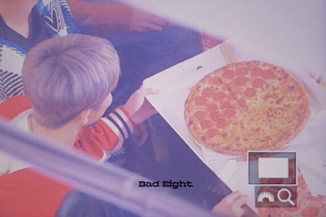 bad8ight's tweet photo. 201106 🍕🙂🍕 
#마크  #MARK  #NCT https://t.co/p64WWJ5R6v