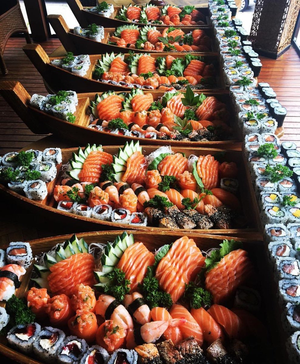 แน่นอนว่างานแต่งของผมจะต้องเป็นที่จดจำ

    ครับ ในด้านความอลังการของอาหาร

เรามีเนื้อย่างส่วนต่างๆ  ปลาแซลม่อนที่ผมไปตกมาด้วยตัวเองจากอ่าวอาร์คติก  ขนมนานาชนิดจากเชฟแองจี้คนสวยเพื่อนรักของผมเอง

    BE MY GUEST!!