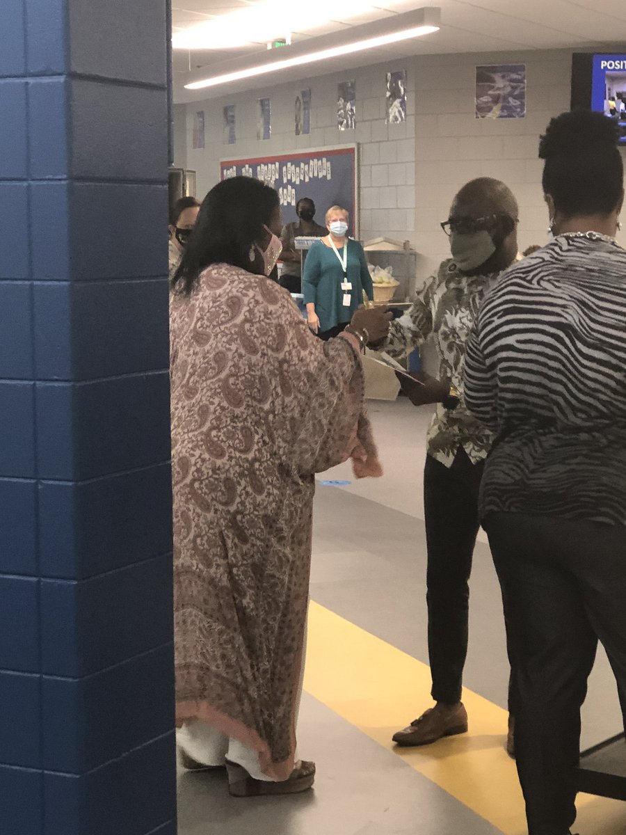 MrsJessGolden's tweet photo. #EaglesChoiceAwards! @SGTheBestNest @akjohnsonEdS @CLB_Dr #MaskedEagleAward goes to @LorenSnyder8! https://t.co/d1JyBm9aiq