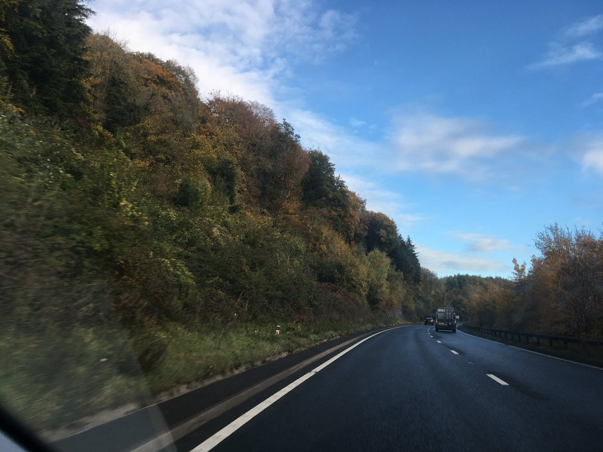 mackerelsky17's tweet photo. Autumn sun and autumn colours made our journey home more enjoyable. Tired today, though, after a very short visit to Mackerel Sky with many chores done.
#LockDownReady #RearrangedPlans #CantWaitToGoBackToCornwall https://t.co/1hdWcmkw5s