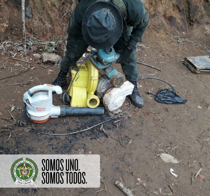 CarabinerosCol's tweet photo. Intervenimos 08 minas ilegales para la extracción de oro en #Buriticá, en compañía de @COL_EJERCITO incautamos y destruimos 05 motores y 05 motobombas. Actividades enmarcadas en la ofensiva nacional contra la minería Ilícita. #SISER #UNIMIL https://t.co/d8nvOX3fg5