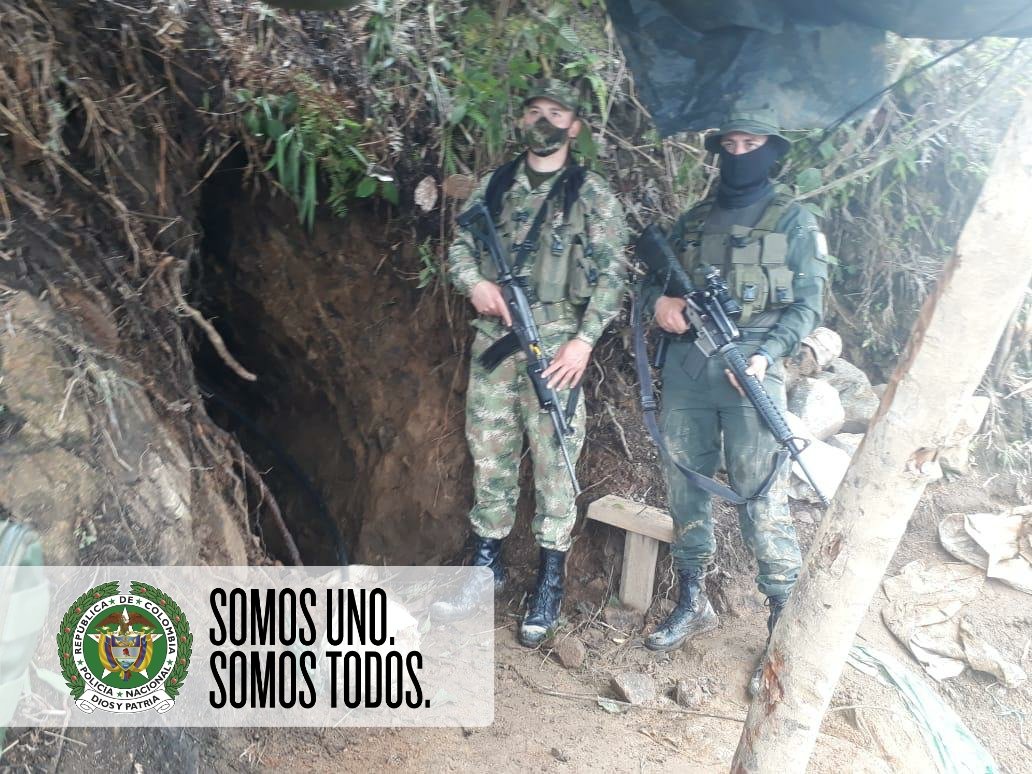 CarabinerosCol's tweet photo. Intervenimos 08 minas ilegales para la extracción de oro en #Buriticá, en compañía de @COL_EJERCITO incautamos y destruimos 05 motores y 05 motobombas. Actividades enmarcadas en la ofensiva nacional contra la minería Ilícita. #SISER #UNIMIL https://t.co/d8nvOX3fg5