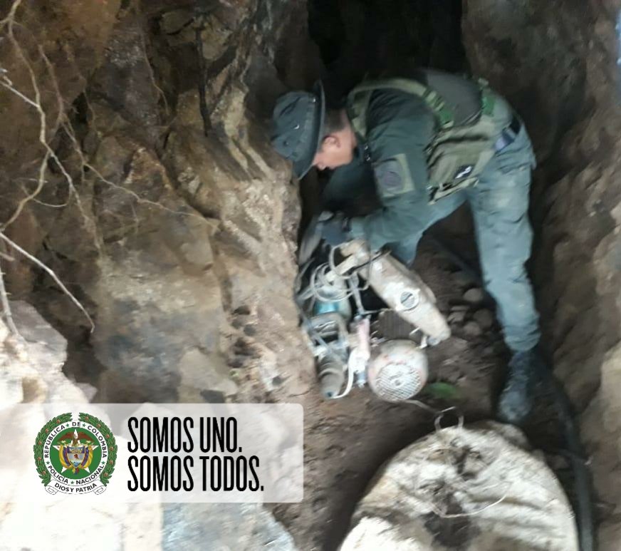 CarabinerosCol's tweet photo. Intervenimos 08 minas ilegales para la extracción de oro en #Buriticá, en compañía de @COL_EJERCITO incautamos y destruimos 05 motores y 05 motobombas. Actividades enmarcadas en la ofensiva nacional contra la minería Ilícita. #SISER #UNIMIL https://t.co/d8nvOX3fg5