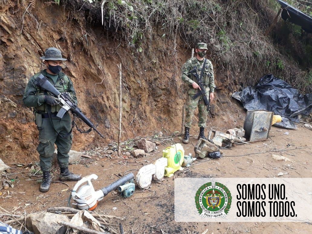 CarabinerosCol's tweet photo. Intervenimos 08 minas ilegales para la extracción de oro en #Buriticá, en compañía de @COL_EJERCITO incautamos y destruimos 05 motores y 05 motobombas. Actividades enmarcadas en la ofensiva nacional contra la minería Ilícita. #SISER #UNIMIL https://t.co/d8nvOX3fg5