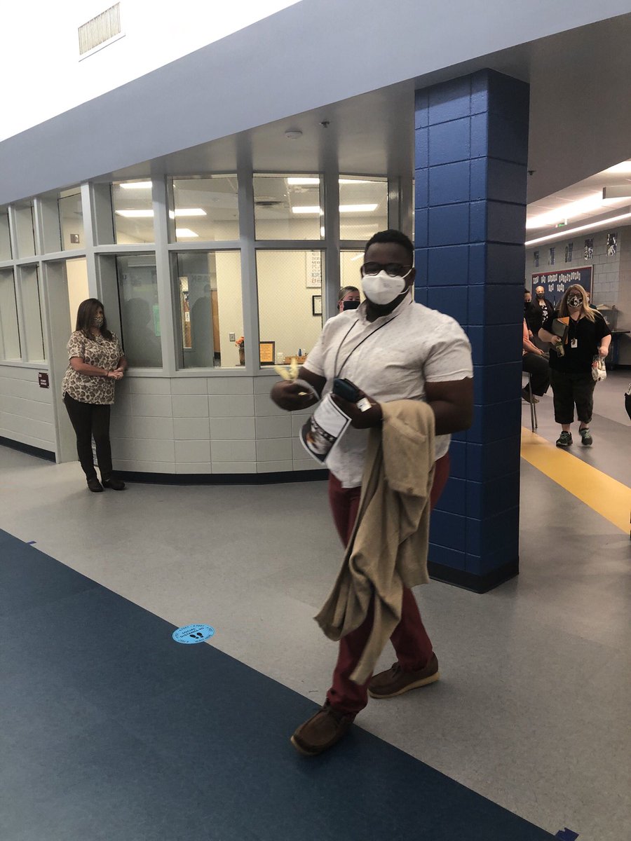 MrsJessGolden's tweet photo. #EaglesChoiceAwards @SGTheBestNest! #SGMSLifelineAward goes to, @Its_MrPeterson! @akjohnsonEdS @CLB_Dr https://t.co/lSeaGIf8k8