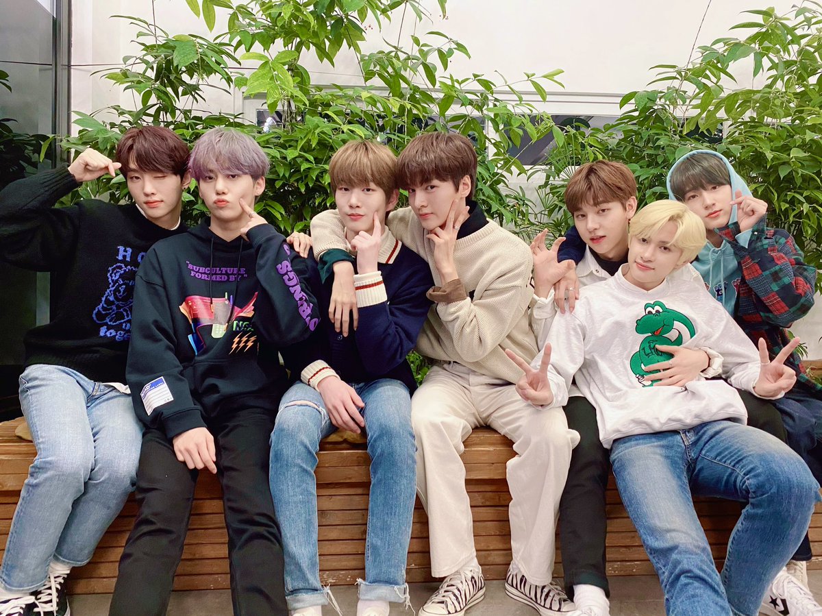 DRIPPIN's tweet photo. [📸] 20.11.06 Video Call Event🍀

팬분들과 함께 할 땐 역시 텐션! UP!🔥
무대 위의 진지함 1028% 가득한
드리핀은 어디에 있는지 찾을 수가 없죠🙅‍♀️
여러분의 텐션도 드리핀이 책임질 테니
지치거나 힘들 땐 드리핀과 꼭 함께 해요💚

#DRIPPIN #드리핀
#Boyager #Nostalgia https://t.co/AlQgllEZMF