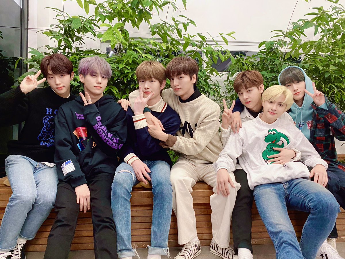 DRIPPIN's tweet photo. [📸] 20.11.06 Video Call Event🍀

팬분들과 함께 할 땐 역시 텐션! UP!🔥
무대 위의 진지함 1028% 가득한
드리핀은 어디에 있는지 찾을 수가 없죠🙅‍♀️
여러분의 텐션도 드리핀이 책임질 테니
지치거나 힘들 땐 드리핀과 꼭 함께 해요💚

#DRIPPIN #드리핀
#Boyager #Nostalgia https://t.co/AlQgllEZMF