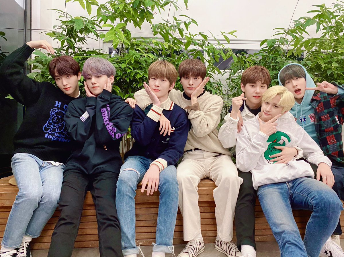 DRIPPIN's tweet photo. [📸] 20.11.06 Video Call Event🍀

팬분들과 함께 할 땐 역시 텐션! UP!🔥
무대 위의 진지함 1028% 가득한
드리핀은 어디에 있는지 찾을 수가 없죠🙅‍♀️
여러분의 텐션도 드리핀이 책임질 테니
지치거나 힘들 땐 드리핀과 꼭 함께 해요💚

#DRIPPIN #드리핀
#Boyager #Nostalgia https://t.co/AlQgllEZMF