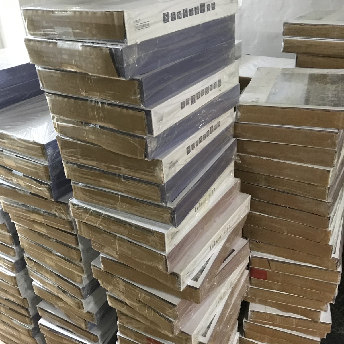 통관 과정에서 상표권 문제로 걸려서
서류 받고 심사 받는 과정동안 시간이 꽤 걸린 점 양해부탁드립니다
월요일부터 배송 시작 되고, 폼에 작성해주신 이메일로 송장번호 보내드리겠습니다.
그동안 기다려주셔서 감사합니다.