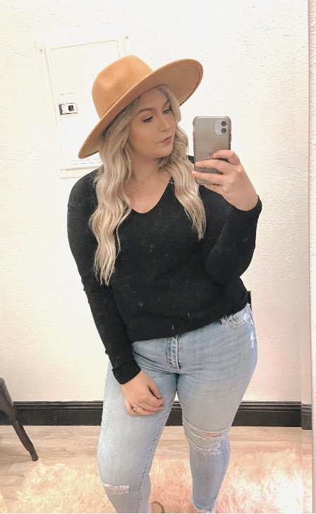enm_uller's tweet photo. To the girls who think they need to lose weight to feel pretty.... it’s all lies. You really just need extensions 😂🖤 https://t.co/DLd3xid9Oz