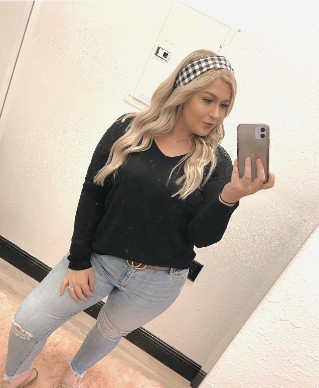 enm_uller's tweet photo. To the girls who think they need to lose weight to feel pretty.... it’s all lies. You really just need extensions 😂🖤 https://t.co/DLd3xid9Oz