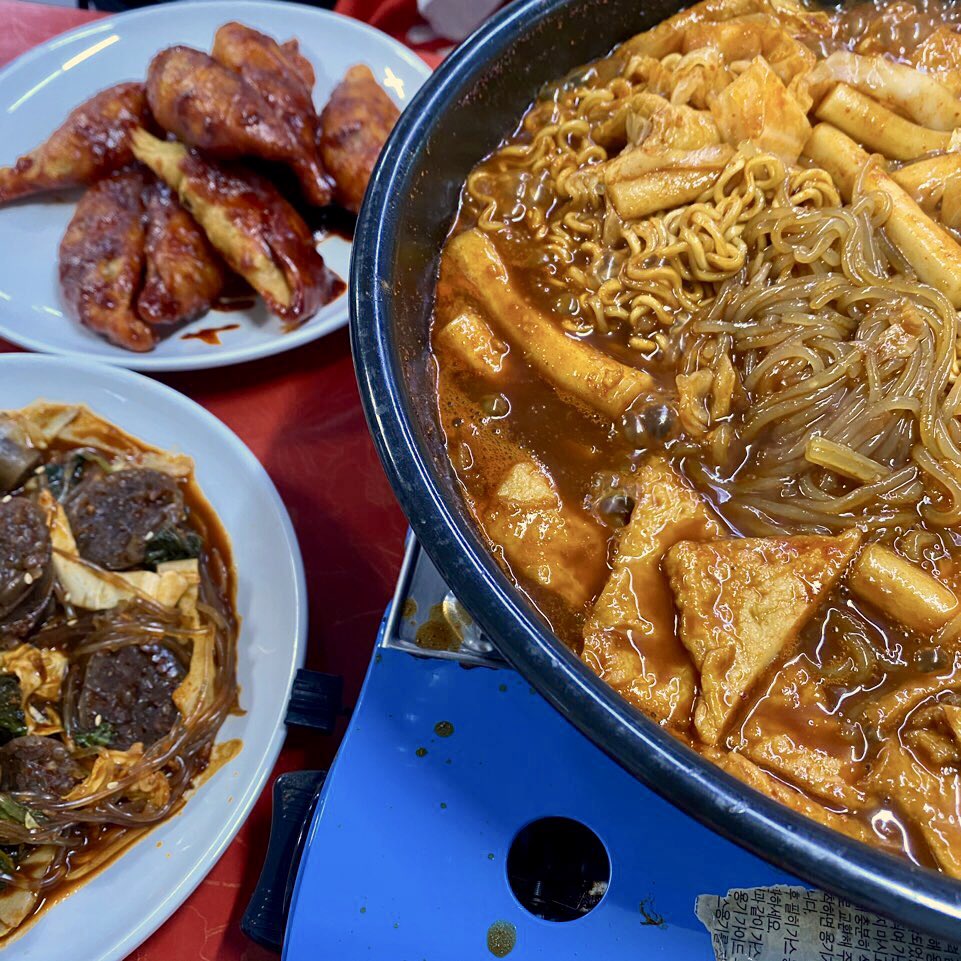 mariekiim's tweet photo. 말로만 듣던 애플하우스. 맛있는데 단맛이 강하다. 야끼만두 엄청 바삭하고 속에 채소 다진 것이 들었는데 맛있음. 역시나 양념이 매우 달아서 두개 이상 먹기 힘들다. 순대볶음은 평범. 즉떡이 진짜 옛날에 먹던 맛. https://t.co/sm6Q6PZRzB
