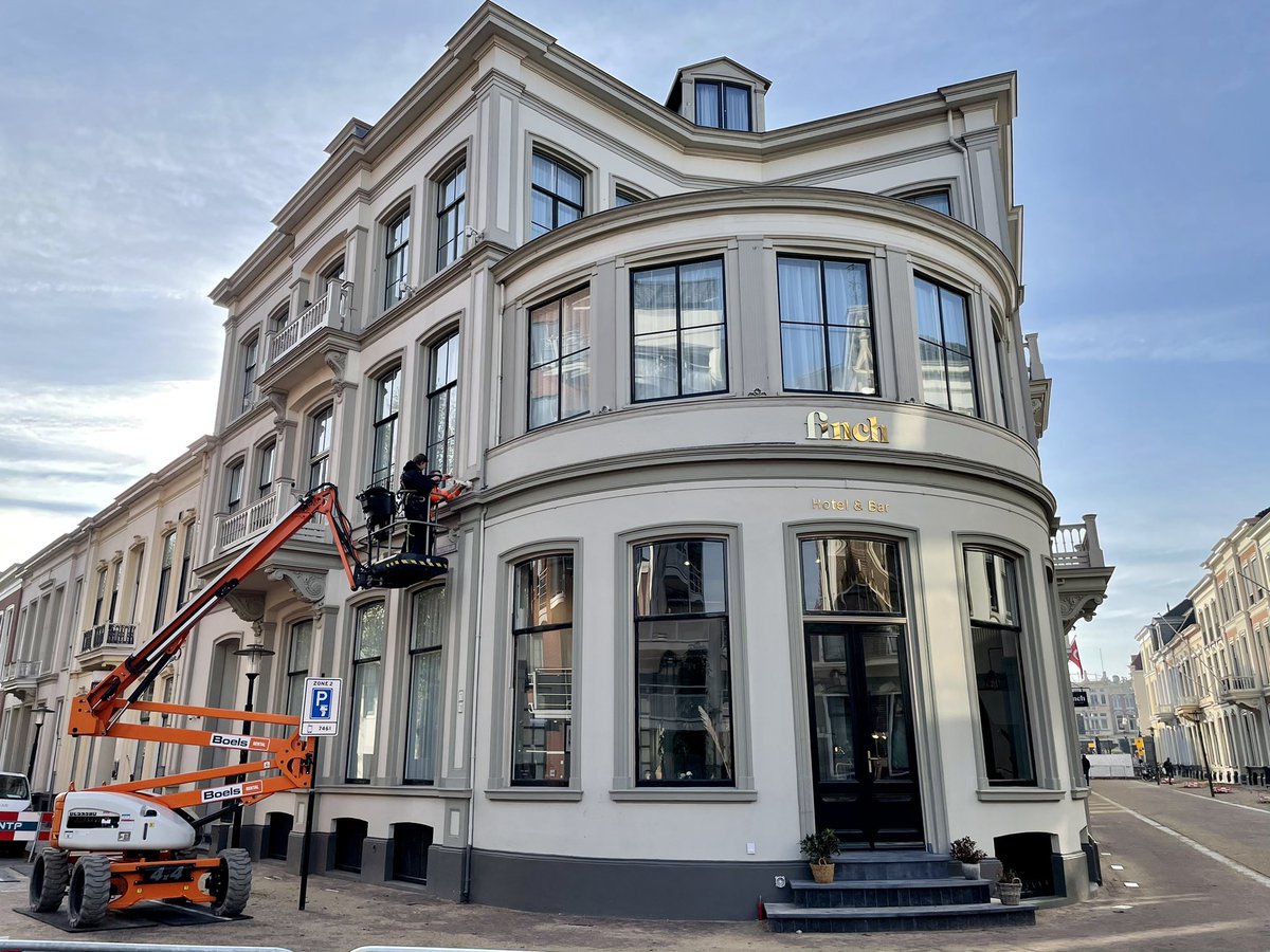 Vandaag is de bomengrond gekeurd voor de nieuw te planten boom in de Keizerstraat. Tevens de verlichting bekeken welke aan de gevel van Hotel Finch wordt geplaatst. Dit maakt straks onderdeel uit van de gehele verlichting in de straat. Wij zijn benieuwd naar het eindresultaat.