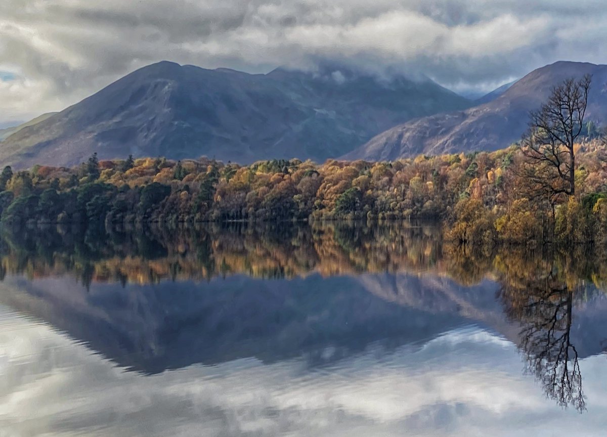 RuralphotoUK's tweet photo. We all need a sense of calmness at the moment, maybe absorbing this photo will help. Chuffed with my reflection shot 🙌🏻 #Autumn #iPhoneSE2 #iPhonephotography #Calmness #reflections #keswick @keswickbootco @KeswickTourism @Cumbriashare1 @FeatureCumbria @RetweetCumbria https://t.co/Qfbln8s9kK