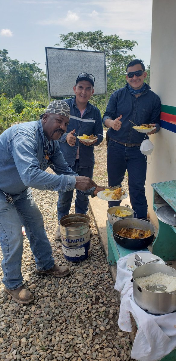 CedenLuis's tweet photo. De gallina en el campo PARAHUACU de #petroamazonas https://t.co/jg4NpkXkVD