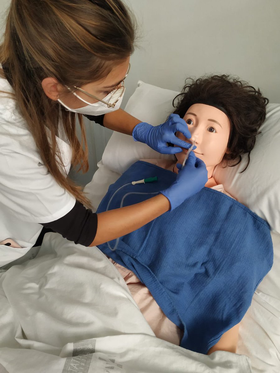 Enfermerasalud2's tweet photo. Las prácticas con simuladores está siendo lo más divertido de este cuatrimestre!! En esta clase trabajamos el sondaje nasogástrico y a la paciente se le ve contenta, o sea que no lo debí de hacer tan mal😜
#estudiante #universidad #enfermera #sondar #sonda #practicas
👇🏼 https://t.co/CkalZAMiL7