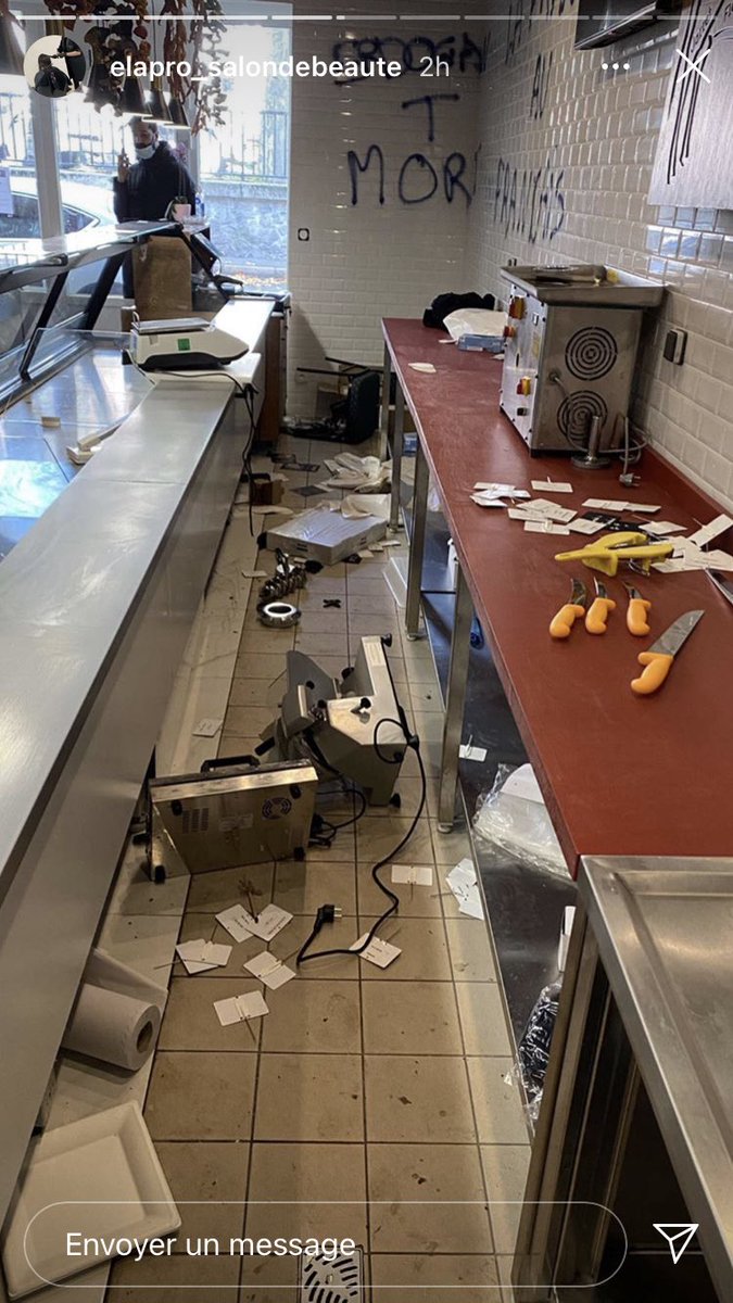 hepardon's tweet image. NAN MAIS JE SUIS CHOQUER REGARDER ILS ONT FAIT QUOI A LA BOUCHERIE HALAL DE MON COUZ je suis choquer rt svp prcq ca aurait était une boucherie française ça aurait crier terroriste ❗️❗️❗️ #islamistes #COVIDー19