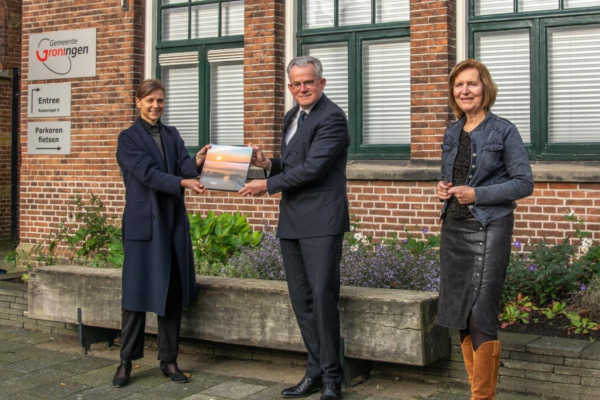 Zoals jullie gemerkt hebben maken we een roadtour door het Hondsruggebied met ons nieuwe boek De Hondsrug- Landschap van eeuwen. 
Vanmorgen werden we gastvrij ontvangen door burgemeester Koen Schuiling <a href="/gem_groningen/">Gemeente Groningen</a>. 
<a href="/drentslandschap/">Het Drentse Landschap</a> #geopark #drenthe #landschap <a href="/Hunebedcentrum/">Hunebedcentrum</a>