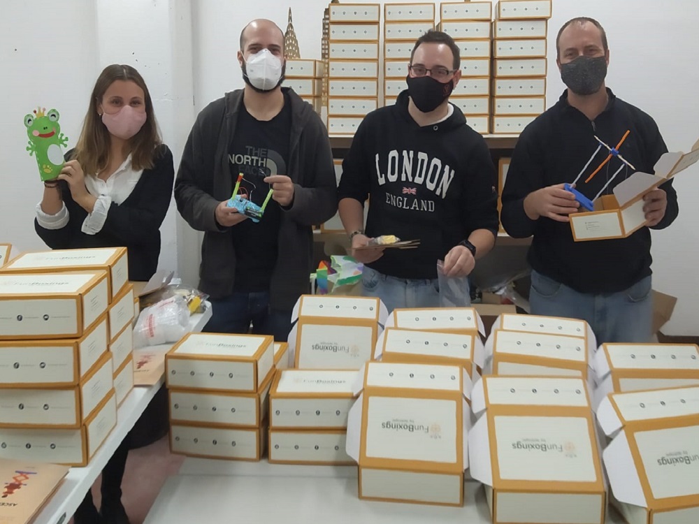 rsilenci's tweet photo. Marc Guinjoan, director de Isotròpic i un dels creadors de @Funboxings1: "Amb FunBoxings oferim caixes d’activitats infantils per subscripció sobre art, ciència o tecnologia". Clica l'enllaç per escoltar l'entrevista #laGarriga https://t.co/uZrzD6851R https://t.co/BDjp9jjWzA