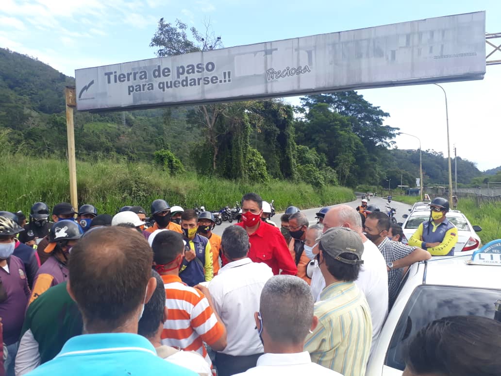 AdanContreras2's tweet photo. #6Nov Gremio de taxistas y mototaxistas de #Tovar #Merida realizan #Protesta en la entrada a la población para exigir suministro de combustible y poder prestar el servicio de transporte a los tovareños y obtener ingresos para alimentar a sus familias. @ReporteYa @OVCSocial https://t.co/1KHC9DaN8X