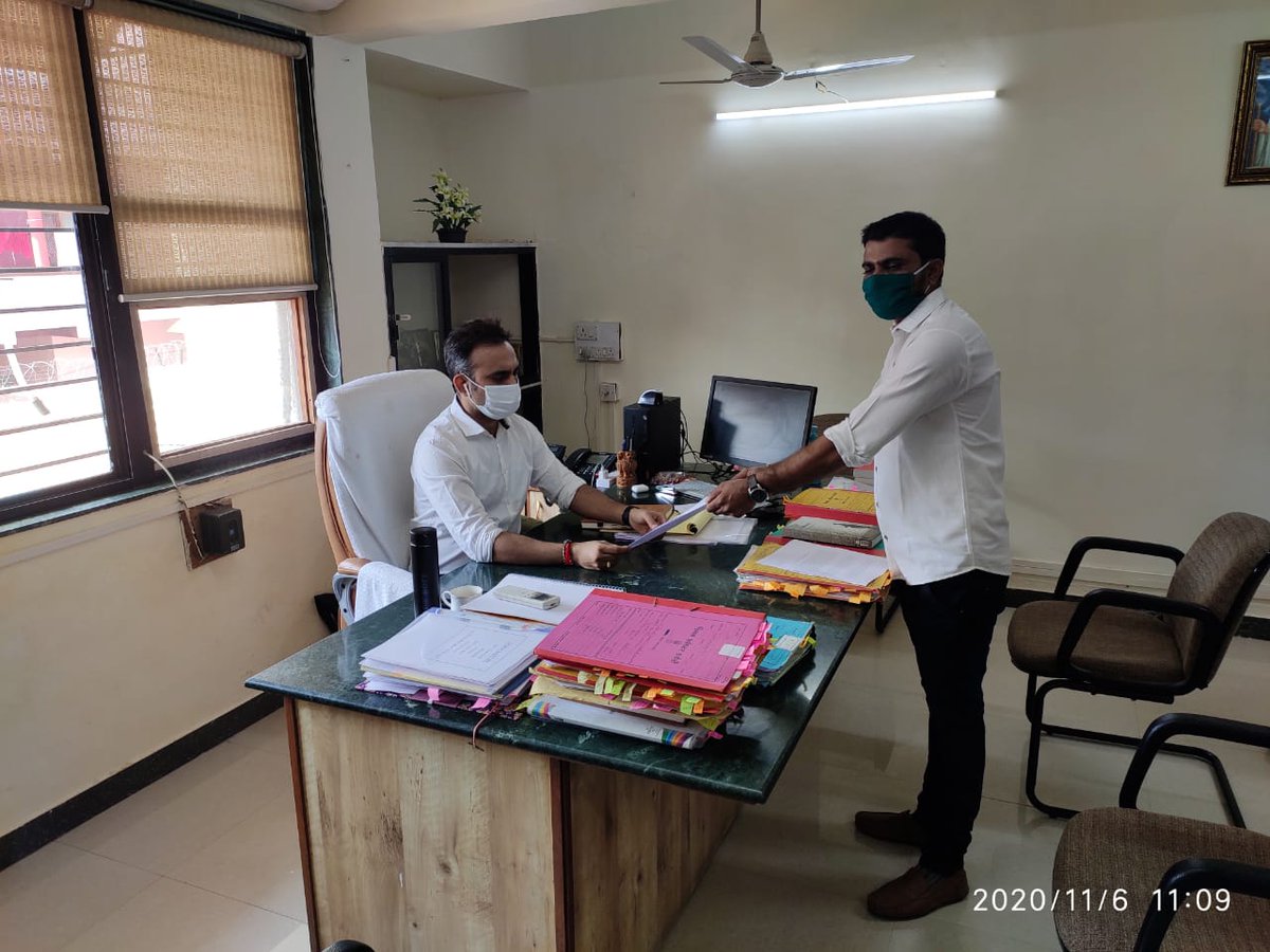 RajanThakkar9's tweet photo. અમદાવાદ સહિત ���રેક જીલ્લામાં એલઆરડી ઉમેદવારો ધ્વારા આવેદનપત્ર આપવામાં આવ્યું.. ઉમેદવારોને ન્યાય આપો કાંતો વિરોધ કરવાનો હક આપો કાંતો હવે ઇચ્છામૃત્યુ ની મંજુરી આપો... બે દિવસ પહેલા મહારાષ્ટ્રમાં જેને લોકશાહિની હત્યા લાગતી હતી તે લોકોને વિનંતી કે તમે લોકશાહિનું પાલન કરો.. https://t.co/uKbyAZXnON