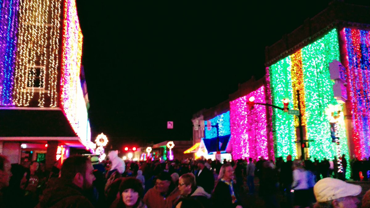 JenJenCline's tweet photo. Hey @makersmark, my town Elwood, IN knows how to #MakeItRemarkable by turning a few blocks of downtown into Vegas for the holidays! https://t.co/DGJ1v6Ej7B