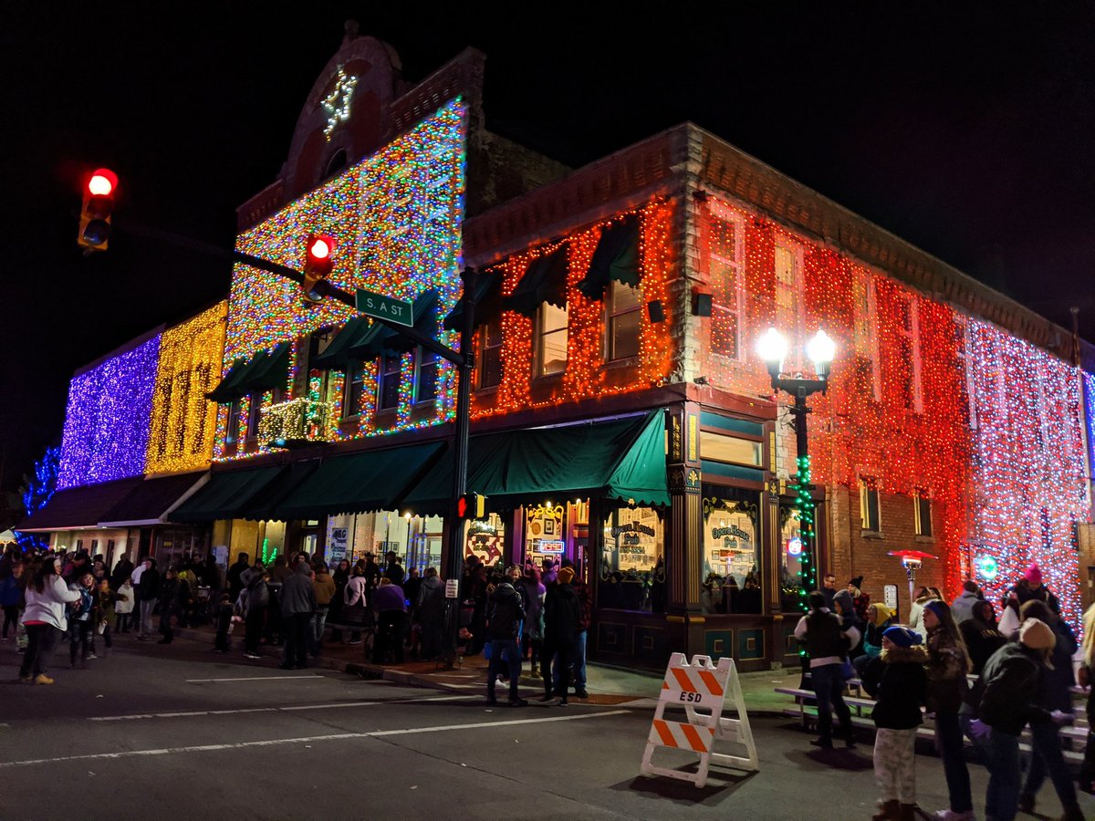 JenJenCline's tweet photo. Hey @makersmark, my town Elwood, IN knows how to #MakeItRemarkable by turning a few blocks of downtown into Vegas for the holidays! https://t.co/DGJ1v6Ej7B