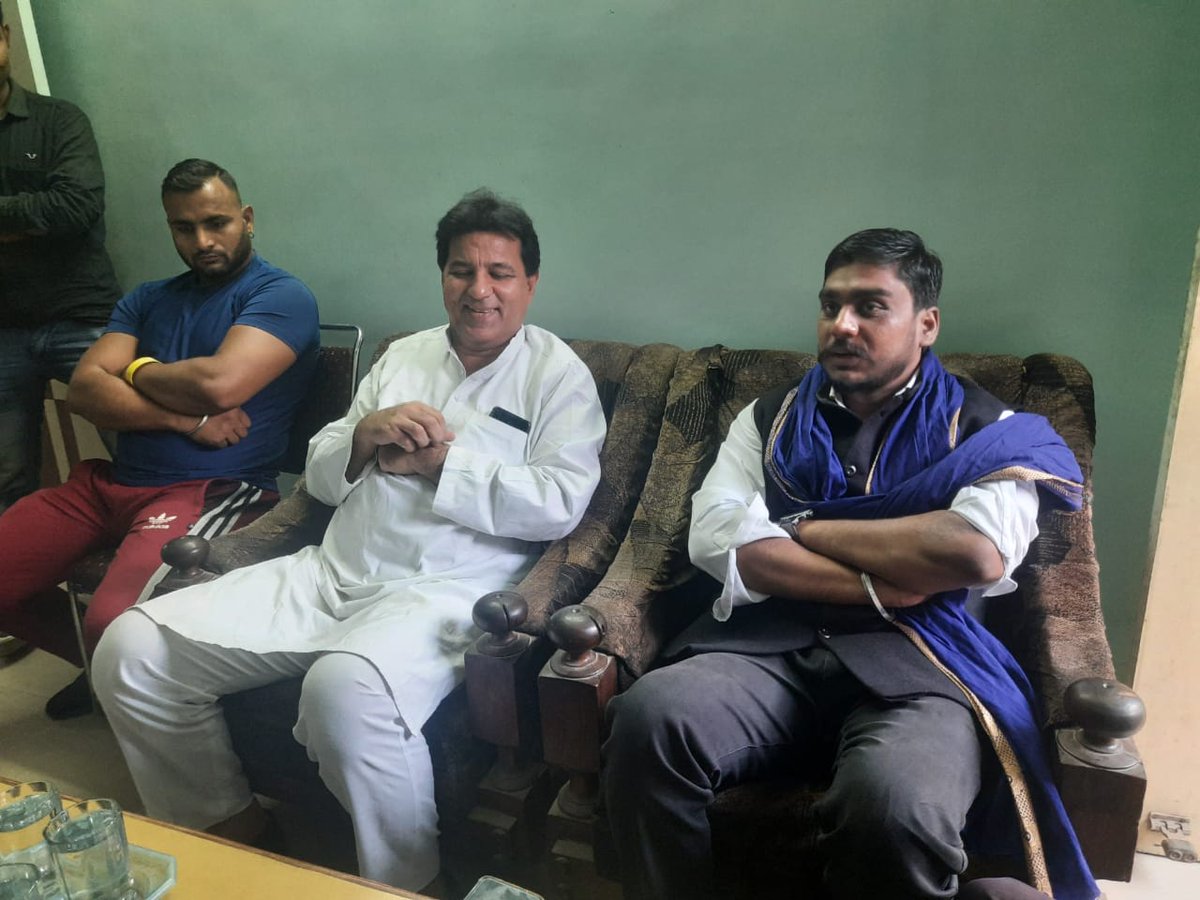 Manjeetsnotiyal's tweet photo. उत्तर प्रदेश के बड़े चहरे बहुत जल्द भीम आर्मी में होंगे शामिल ।
आज असफाक उल्ला खाँ के प्रपौत्र आफाक उल्ला खाँ जी ,शादाब उल्ला खाँ जी से भीम आर्मी के राष्ट्रीय उपाध्यक्ष मंजीत सिंह नोटियाल जी से मुलाकात हुई ।किसी पार्टी ने परिवार के बारे में नही  सोचा परन्तु अब भीम आर्मी हैं अब https://t.co/VihEk9P55b