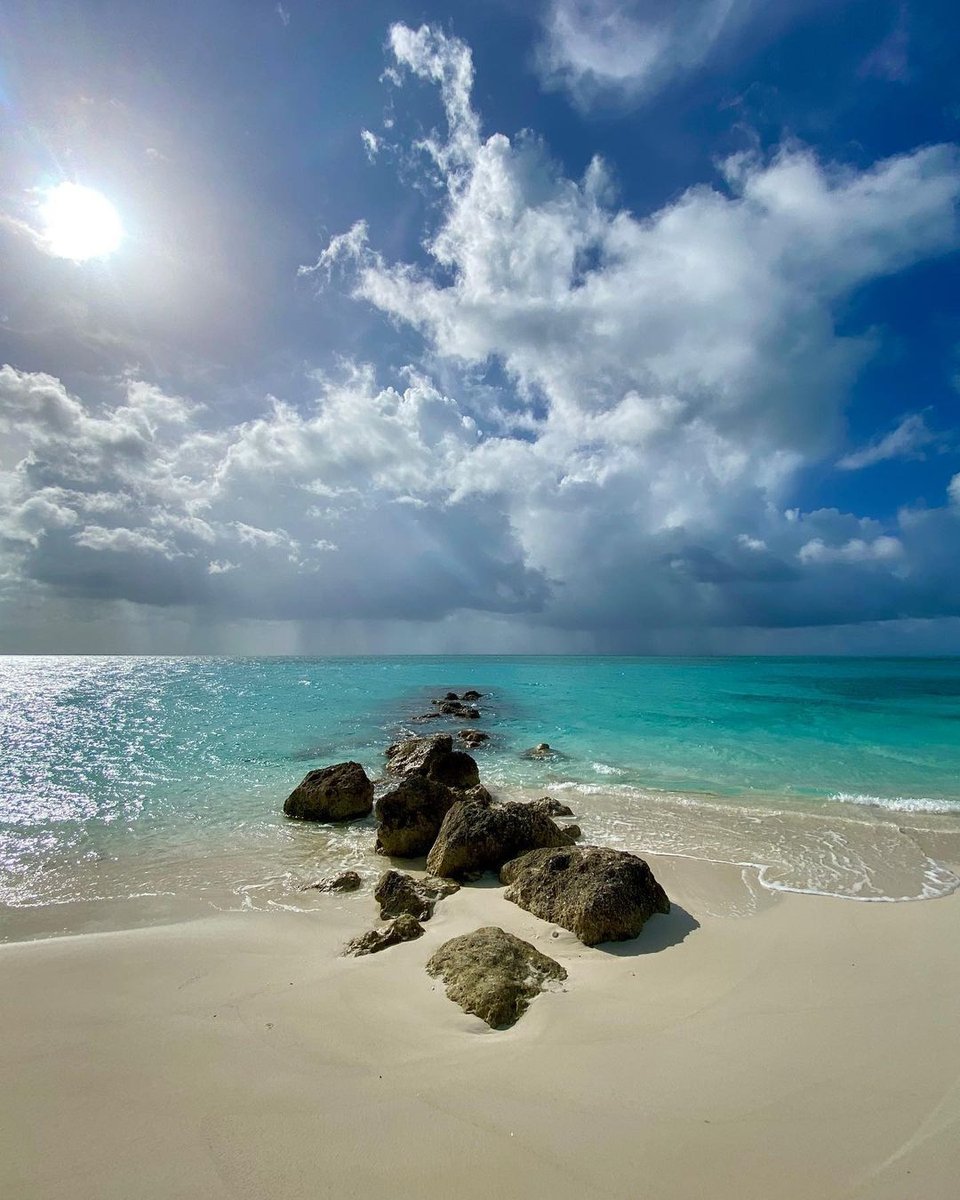"Set peace of mind as your highest goal, and organize your life around it" 🤙 #beachlifemindset #peacelovebeach⁠
photo: @sanddollarimages⁠
#gracebaybeach #turksandcaicosislands⁠