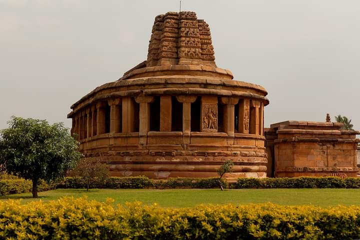 Glimpse of Chalukyan era  #Aihole,  #Karnataka was a primitive  #Chalukyas art centre Known as Cradle of Indian  #architecture houses around 120 small and big temples.6 -7th CE. Durga temple has an unique “apsidal” design & carvings dedicated to Vishnu, Shiva, Durga, Ganga & Yamuna