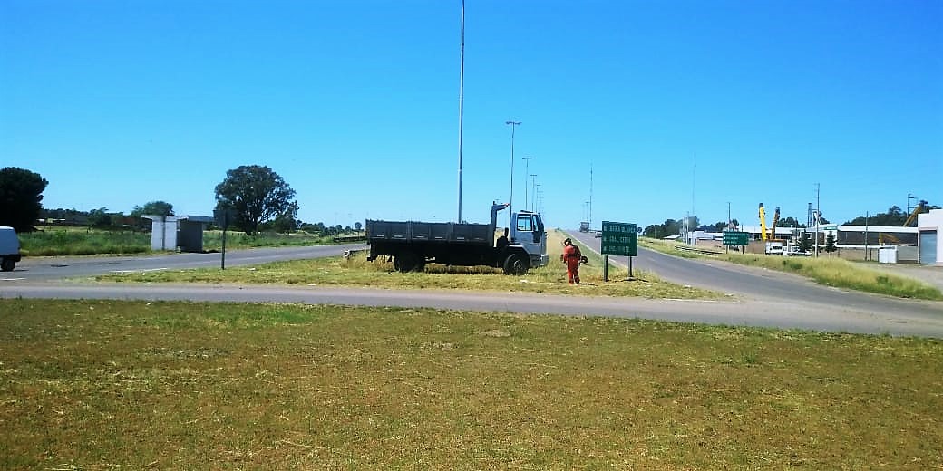CarinaLambrecht's tweet photo. Trabajos de corte de pastos en #RN3 en accesos a #BahiaBlanca por #AvenidaColon y #PedroPico 🚜 #Conservacion #VialidadNacional #ArgentinaUnida https://t.co/C1uHqzTKqq