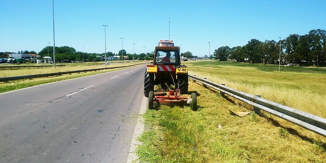 CarinaLambrecht's tweet photo. Trabajos de corte de pastos en #RN3 en accesos a #BahiaBlanca por #AvenidaColon y #PedroPico 🚜 #Conservacion #VialidadNacional #ArgentinaUnida https://t.co/C1uHqzTKqq