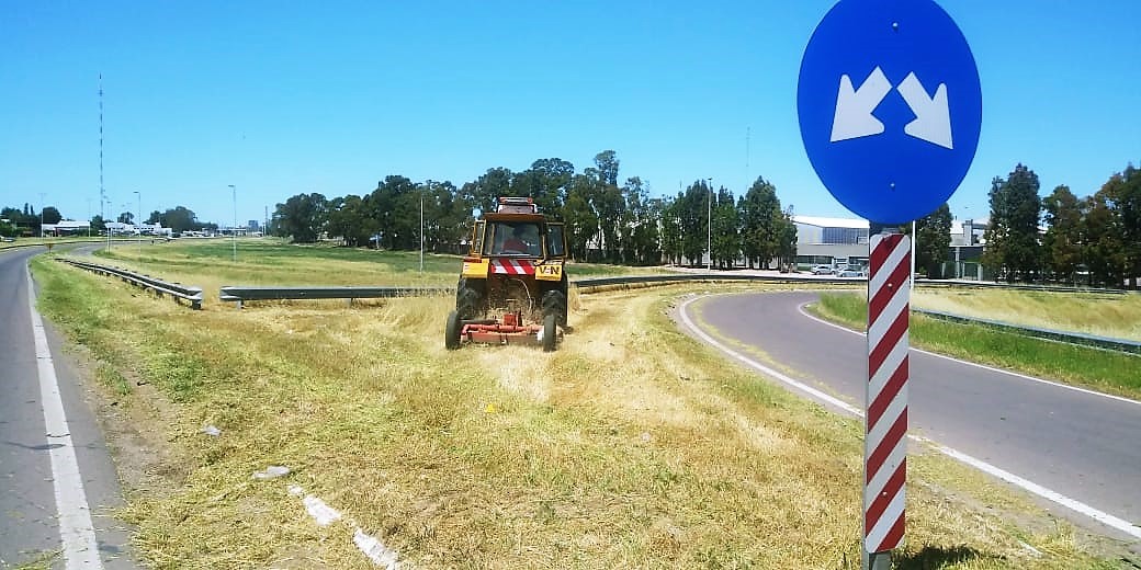 CarinaLambrecht's tweet photo. Trabajos de corte de pastos en #RN3 en accesos a #BahiaBlanca por #AvenidaColon y #PedroPico 🚜 #Conservacion #VialidadNacional #ArgentinaUnida https://t.co/C1uHqzTKqq