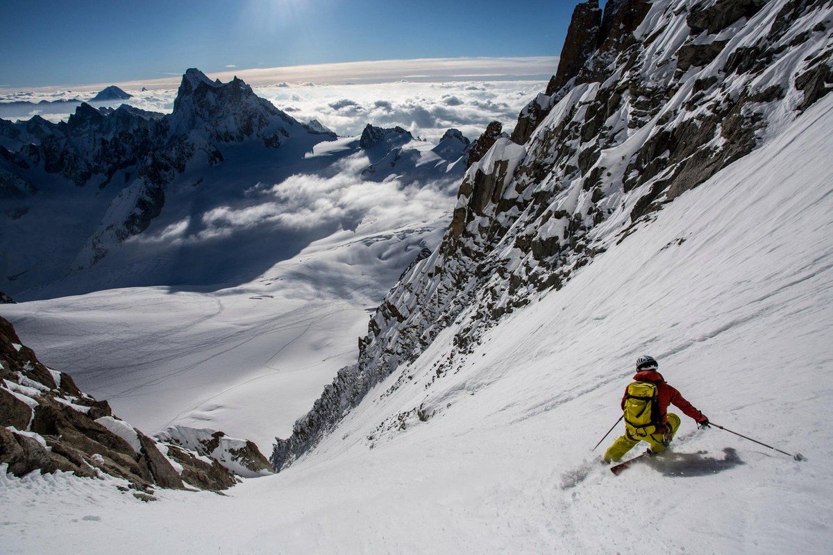 Can we directly generalize this result to QCNNs? It's not totally obvious since QCNNs have several key differences with Hardware-Efficient Ansatzes. But using a similar proof technique along w/ some novel methods, we managed to show that the QCNN landscape is not so barren! 6/N