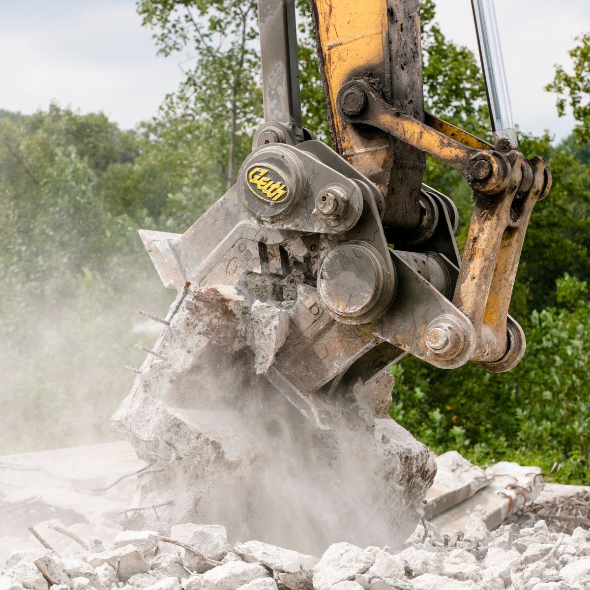 Geith_NA's tweet photo. Our concrete crushers uses the hydraulic forces of the excavator to crush concrete and cut rebar. No additional hydraulics needed!

Find out more -> https://t.co/eYpn1r5AHv

#geith #concretecrusher #concrete #rebar #excavator #attachments #hydraulic https://t.co/m04r9YfV7R