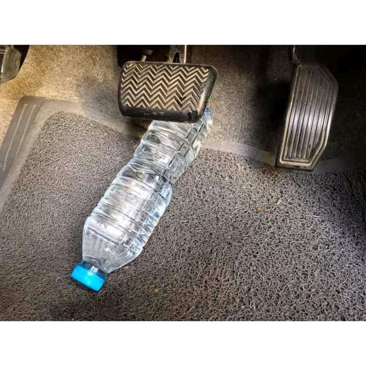 Bouhary_'s tweet photo. Many of us do this without knowing the real risks. The water bottle and shoes can get under the pedals .Lets be very carefull.
Sharing is saving life 
Retweet 
#gbwhatsapp
#money #couldhavebeenworse #life #NovemberWish #9mobilemillionspromo https://t.co/hPdY6gggOD