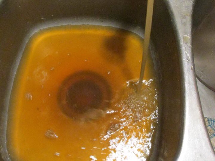 NancyEMcB's tweet photo. @fordnation @WholeFoods #DougYouForgot
You forgot that POTABLE WATER is more important to VETERANS and those they fought for, than plastic flowers.
#WouldYouDrinkThis?
#TottenhamStillHasDirtyWater
#DirtyWaterShame https://t.co/uRWn2OH9Av