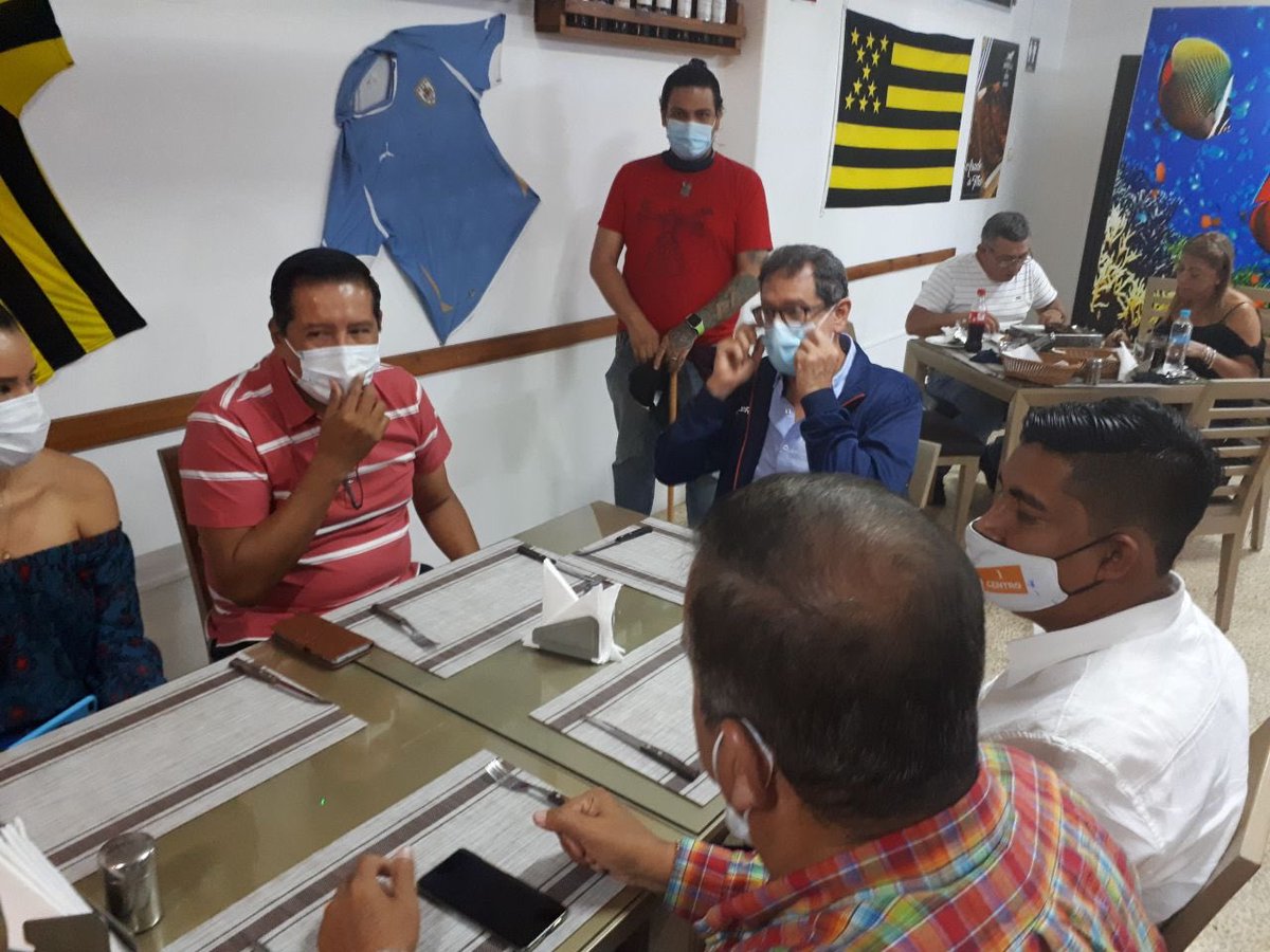 rabascallcarlos's tweet photo. Con el equipo de trabajo de #SantaElena, charlando sobre las problemáticas de esa provincia del litoral.
Compartiendo sus sueños y sobre todo la alegría y la esperanza de poder recupera la patria.
@ecuarauz
@UNESECUADOR
 #SeTrataDeTodos
#LaGiradelaEsperanza https://t.co/V0C69PXtzt