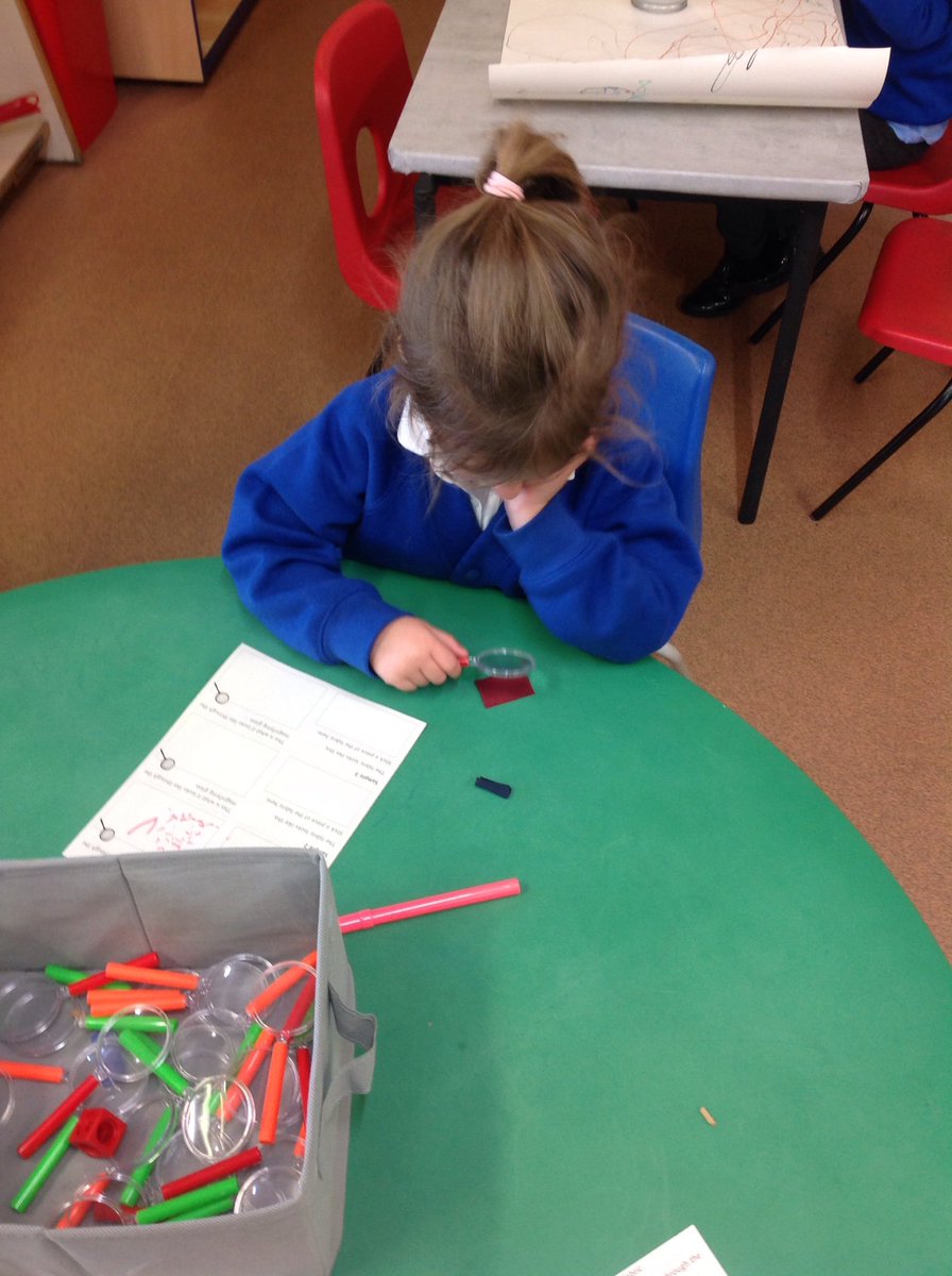 KellingtonSch's tweet photo. Daffodils have been using magnifying glasses to explore fabrics. @priscigeeks https://t.co/4VWDr5nWI8
