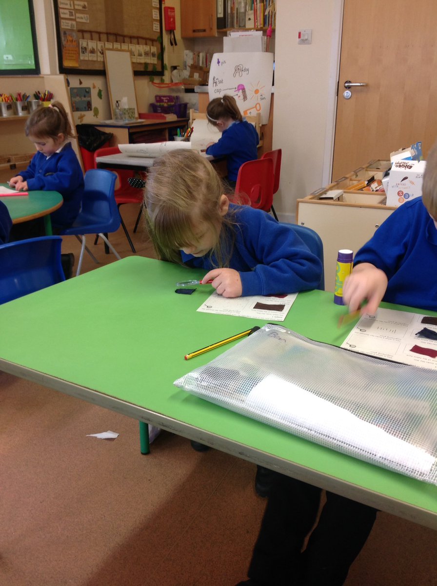 KellingtonSch's tweet photo. Daffodils have been using magnifying glasses to explore fabrics. @priscigeeks https://t.co/4VWDr5nWI8