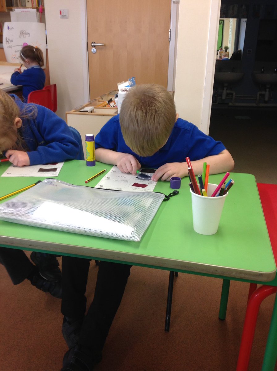 KellingtonSch's tweet photo. Daffodils have been using magnifying glasses to explore fabrics. @priscigeeks https://t.co/4VWDr5nWI8