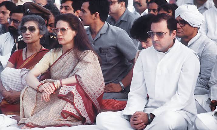 after the assassination of Indira, Sonia would renounce her origins. Sonia has a clear thought in her head since the time she has obtained Indian citizenship that one day it will be her turn to speak directly to the Indian people. she was incognito at her father's funeral in 1988