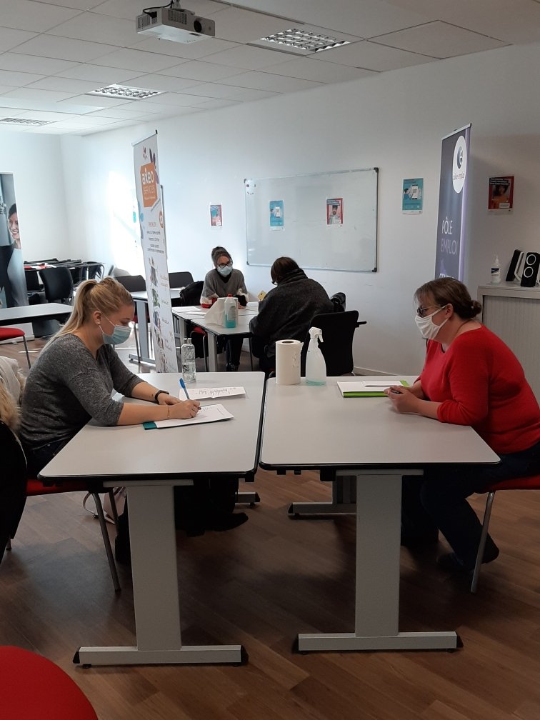 #tousMobilisés sur la semaine du service à la personne. Un jobdating accueillant 4 entreprises venues recruter aides-soignants et aides à domicile. Les 30 candidates sont prêtes! Top départ pour les entretiens chronométrés!
#AvecPoleEmploi
@poleemploi_RCVL <a href="/Viollier_E/">© Emmanuel VIOLLIER ™</a>