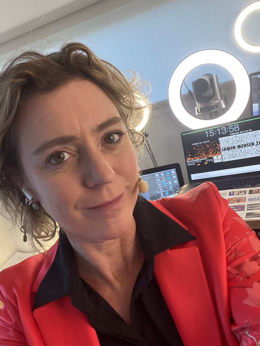 jitskekramer's tweet photo. Al drie #online keynotes opgenomen vandaag... #prerecordedtalks is een nieuw fenomeen in mijn werk... Ik ben de komende tijd #asynchroon op meerdere plekken tegelijk 🙃. Nu nog één live #online keynote: straks een paar honderd mensen ontmoeten via de camera. https://t.co/oEejQheS1d