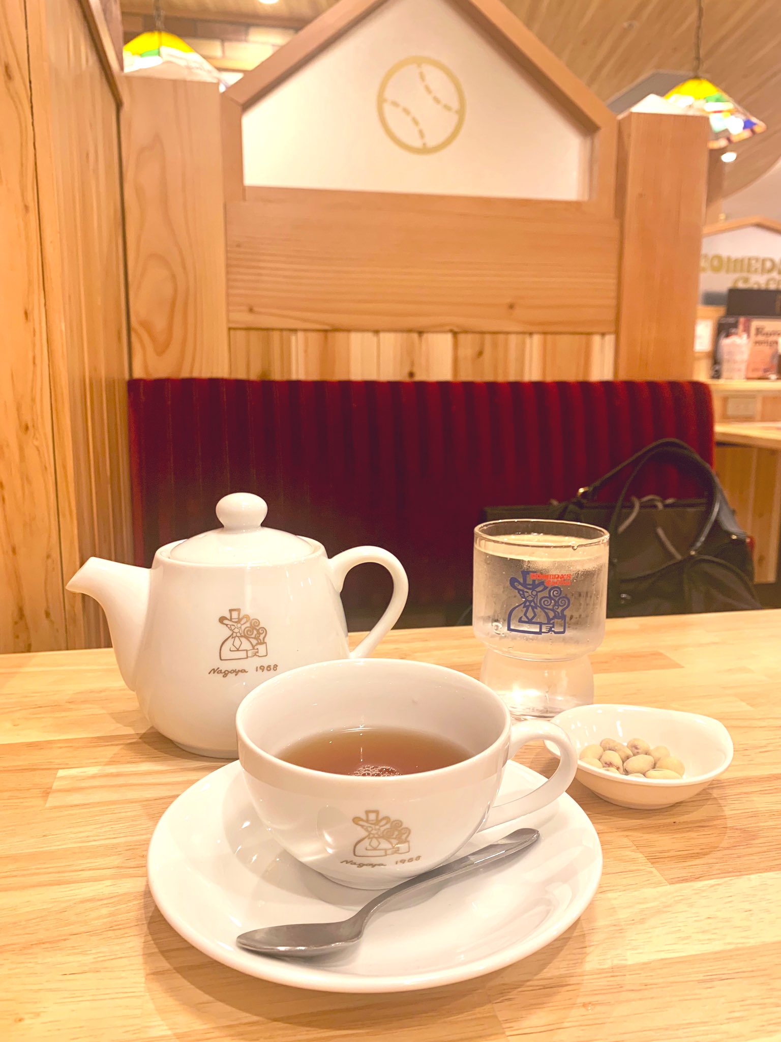 杉浦さやか A Twitteren 打ち合わせで訪れた 水道橋駅前の東京ドームシティのコメダ コーヒー カップ図柄の ステンドグラスのシェードがかわいい 上手く撮れなかったけど 丸い照明は野球ボールモチーフ 東京ドームのお膝元ってことで 遊びごころ満載の内装でした 杉浦さやか A Twitteren 打ち合わせで訪れた 水道橋駅前の東京ドームシティのコメダ コーヒー カップ図柄の ステンドグラスのシェードがかわいい 上手く撮れなかったけど 丸い照明は野球ボールモチーフ 東京ドームのお膝元ってことで 遊びごころ満載の内装でした