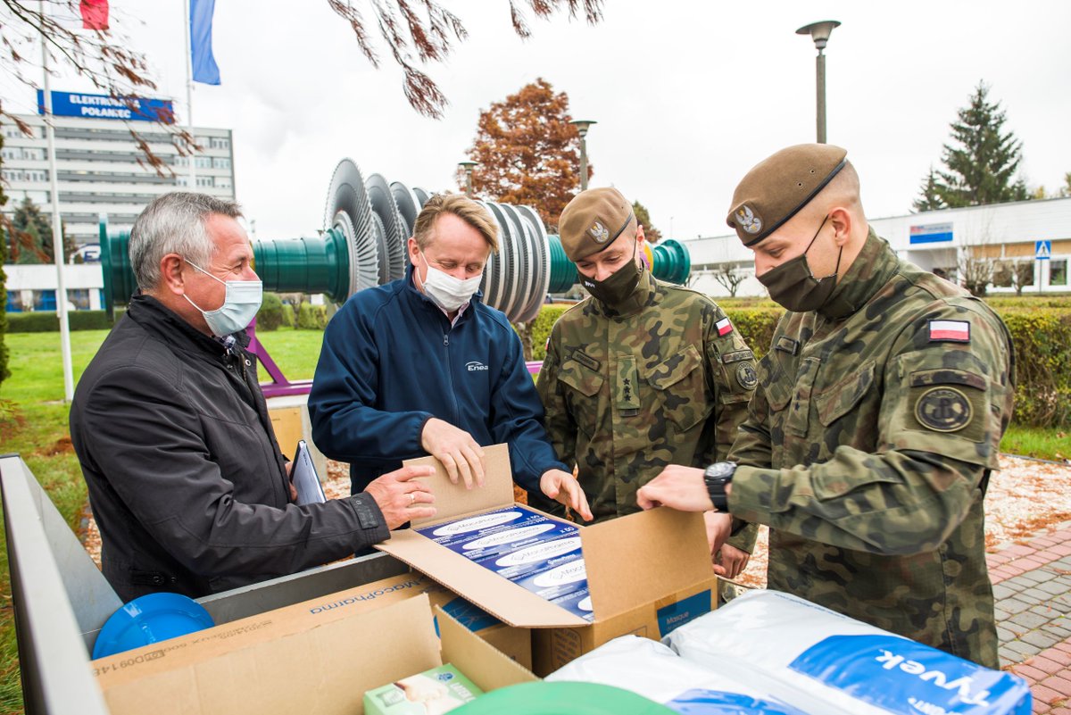 JSerafinek's tweet photo. B. #Rybacki, prezes #EneaPołaniec: "Aby przetrwać kryzys i epidemię wszyscy musimy pomagać sobie nawzajem”. @Grupa_Enea przekazała kolejne środki ochrony osobistej dla szpitala Staszów i sandomierskiej jednostki wojskowej na walkę z koronawirusem. #EneaDlaBezpieczeństwa #EneaCSR https://t.co/QFvnwoVPAz