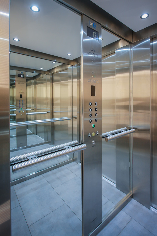 TARGETLIFTSLTD's tweet photo. (1/2) Target Lifts Ltd are extremely proud to be the first UK installers of the new @ziehlabegg ZAtopX belt machines. 

Using @AboutKollmorgen panels we modernised a group of three lifts for @knightfrank in conjunction with @thepasltd. https://t.co/UyunnyZcBX