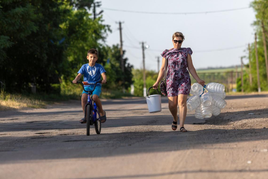 UNICEF_UA's tweet photo. 🙎🏻♂️David, 8️⃣ and his mother travel to the council building in Pavlopil, eastern #Ukraine, to collect clean💧
#Water supply was unreliable since conflict broke out and left locals struggling with access to clean💧which is a must during😷#COVID times https://t.co/mKKSVbMIqW #GPW2020 https://t.co/j9yWdtIza1