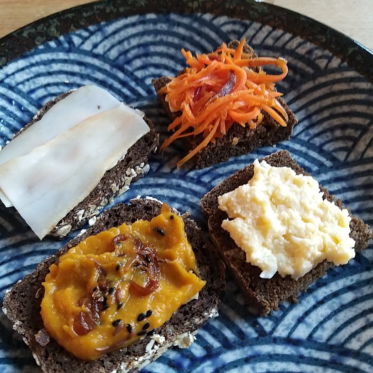 jennylinford's tweet photo. Thanks @RosehipandRye @karawaybakery @RealBread for a great #RyeLove event- fascinating, informative + delicious! Eating rye bread nibbles, sipping rosehip vodka while listening to stories of rye from Nadia @karawaybakery, @Olia_Hercules, Laura Valli of Bread Lab was a treat! https://t.co/LAYfH8dS1R